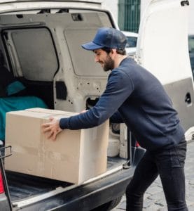 עובד של באקו הובלות מספק שירותי הובלה